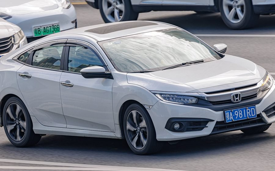 2021 Honda Civic Oriel 1.5 VTEC Turbo in Platinum White Pearl, photo 2 of 5