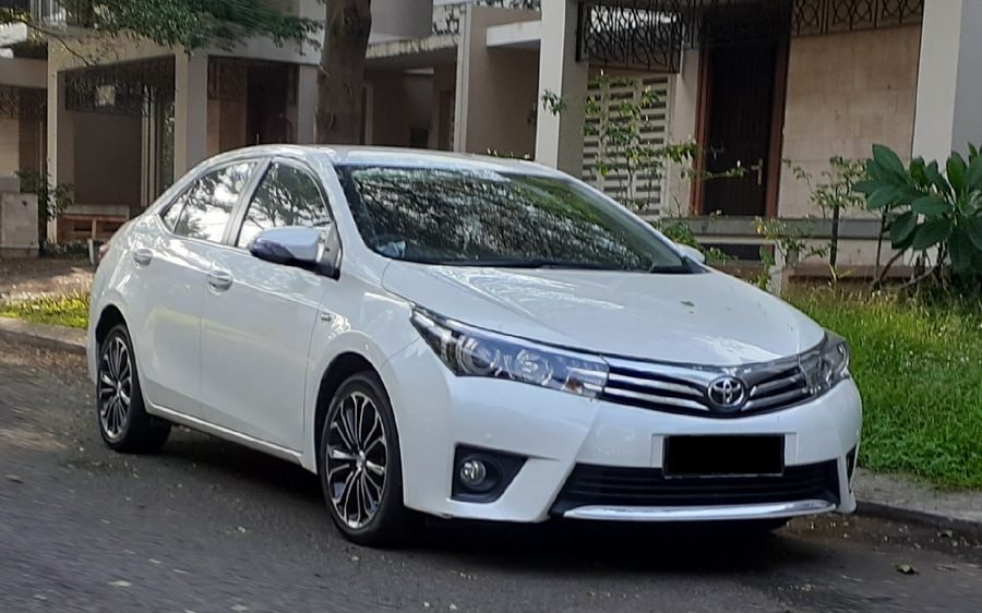 2021 Toyota Corolla Altis Grande X 1.8 in Super White, photo 1 of 2
