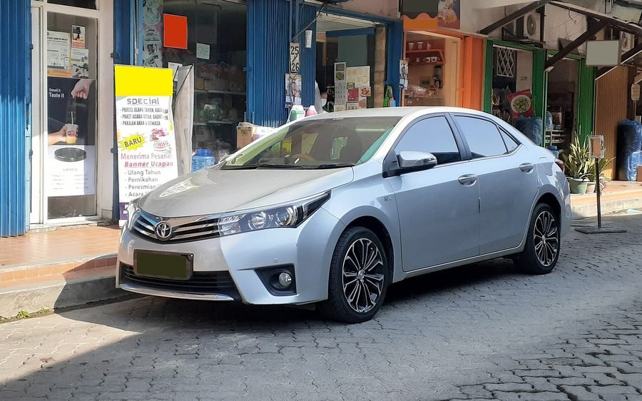 2021 Toyota Corolla Altis Grande X 1.8 in Super White, photo 2 of 2