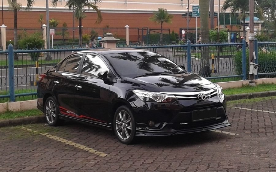 2022 Toyota Yaris ATIV X CVT 1.5 in Attitude Black, photo 4 of 5